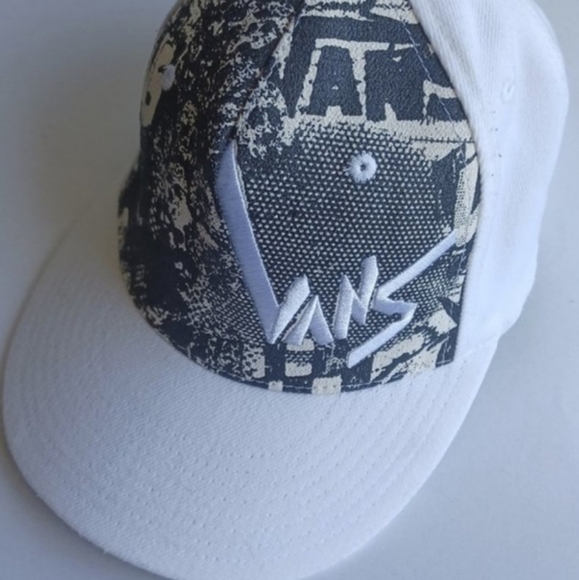 Vans Accessories - Vans 'off the wall' white and black flex fit hat Small/medium graffiti vans hat